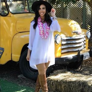 White dress with peak hole sleeves